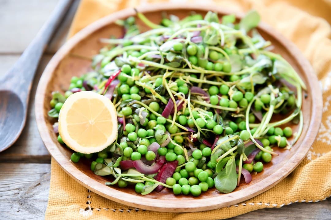 Geroerbakte postelein met gember en doperwtjes