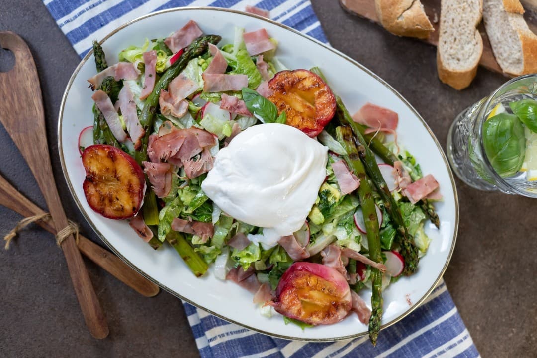 Salade met groene asperges, burrata, beenham en gegrilde nectarines van Francesca Kookt