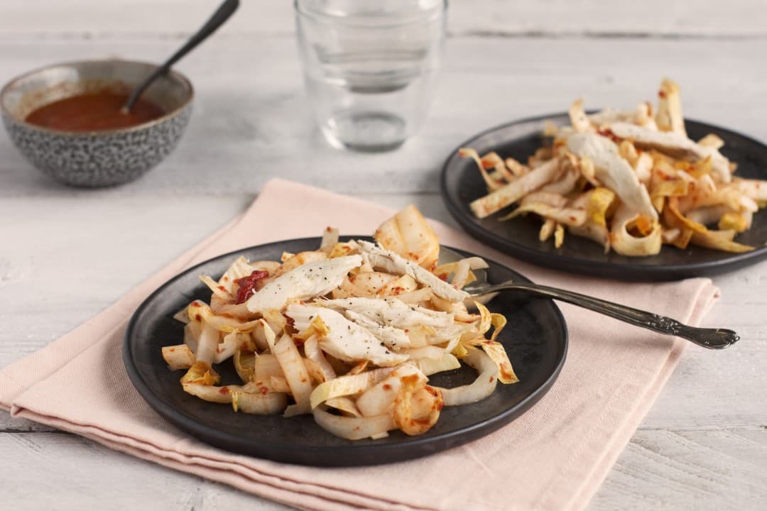 Witlofsalade met makreel en dressing van gegrilde paprika