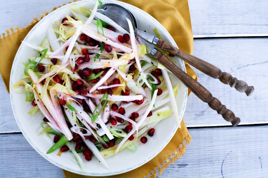 Witlofsalade met granaatappelpitjes