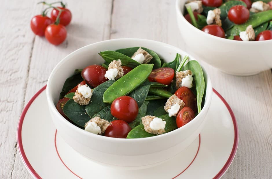 Spinaziesalade met geitenkaascroutons