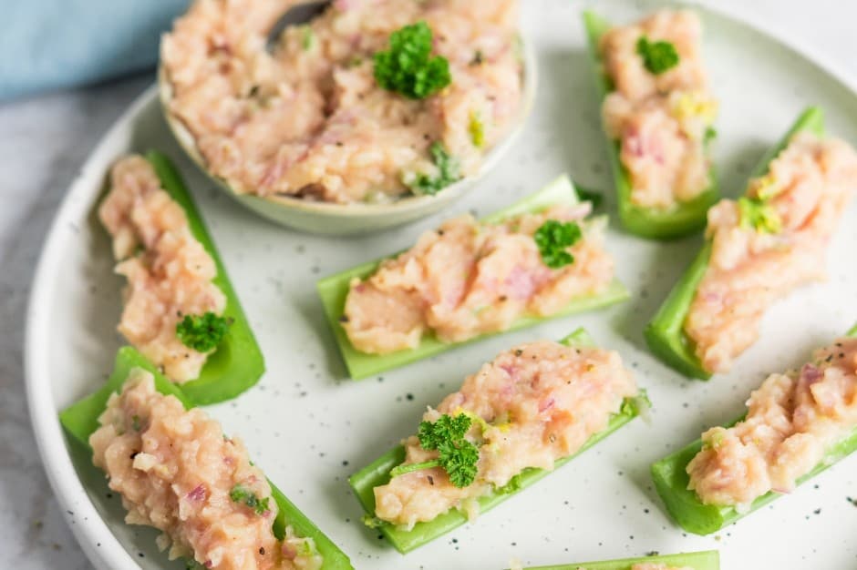 Bleekselderij bootjes met bonendip