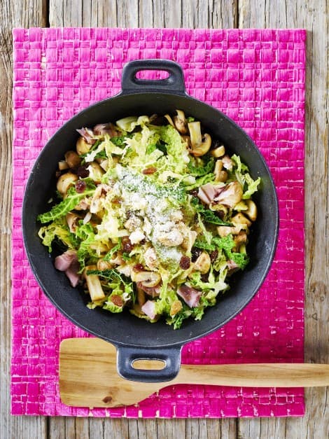 Geroerbakte groene kool met champignons, kokos, rozijnen en filetlapjes