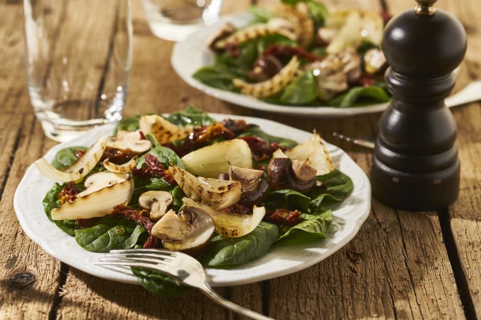 Italiaanse salade met gegrilde zoete ui