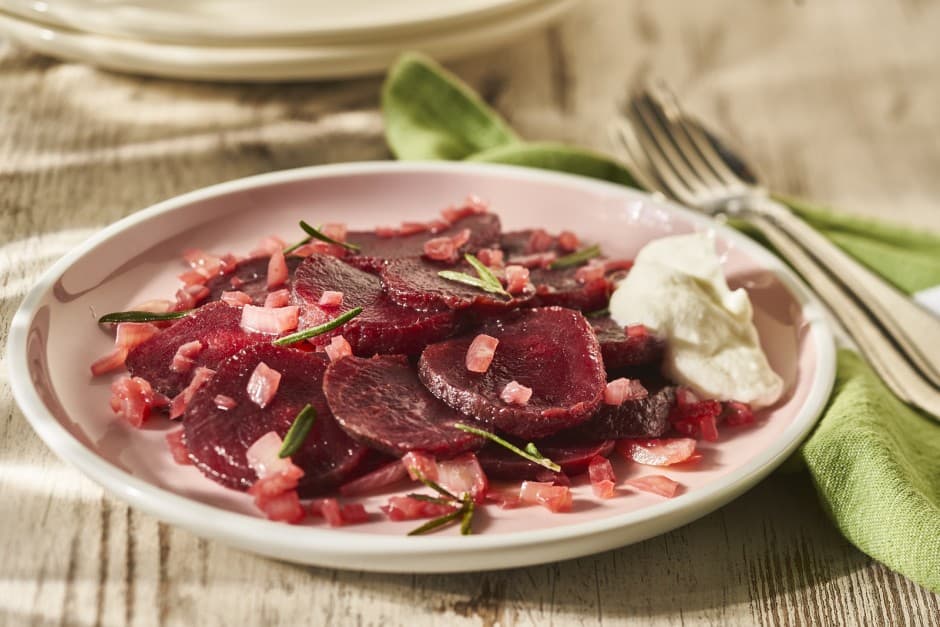 Rode bieten met rozemarijn en ui