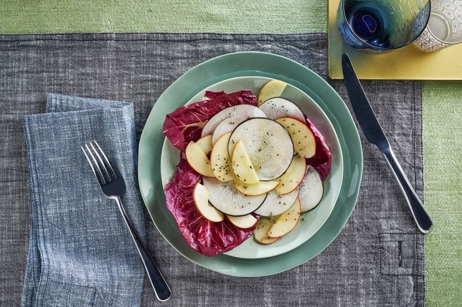Hollandse salade van rammenas, roodlof, appel en gepoft mosterdzaad