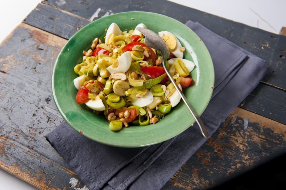 Roerbakgerecht met prei, ei en cashewnoten