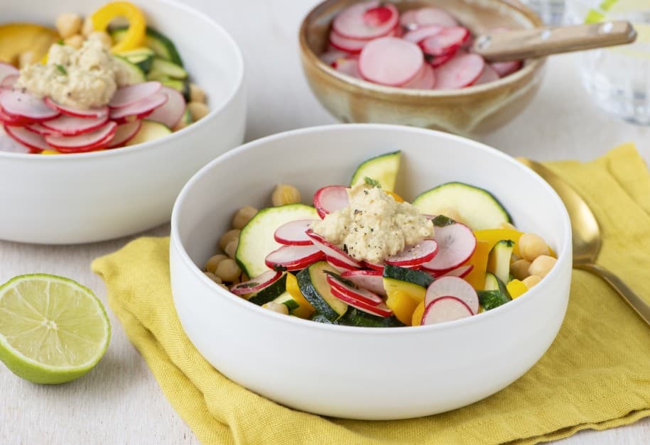Groentebowl met kikkererwten en hummus