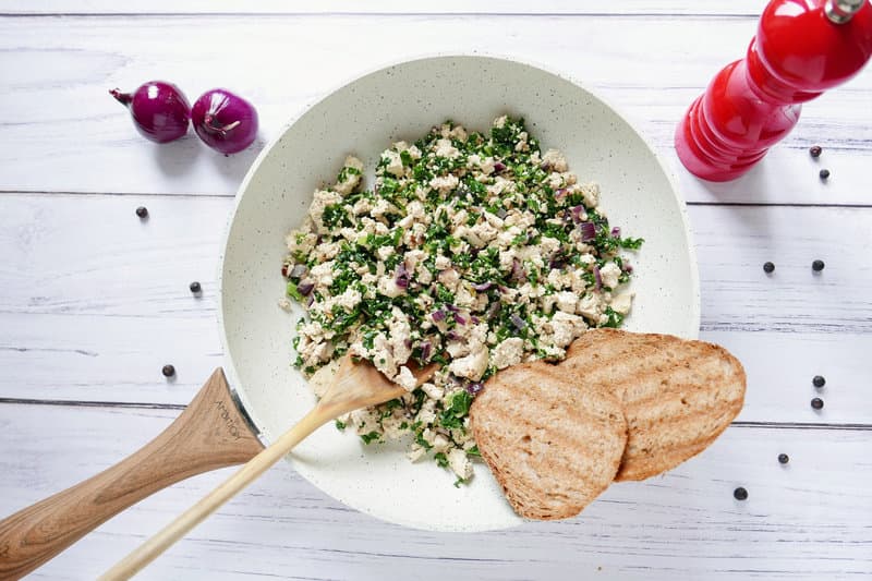 Boerenkool tofu scramble met toast