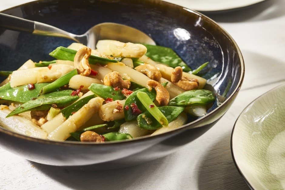Oosters roergebakken asperges met peultjes