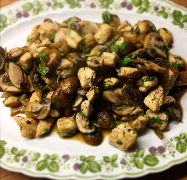 Kip met kastanjechampignons van Joke Boon