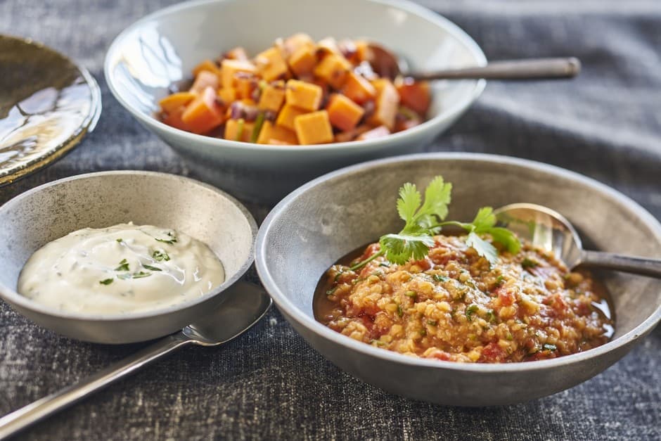 Dahl met zoete aardappel en korianderyoghurt